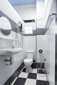 A bathroom at Udomsuk Hotel
