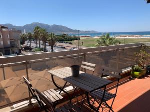 d'une table et de chaises sur un balcon avec vue sur l'océan. dans l'établissement PRADO PLAGE, à Marseille