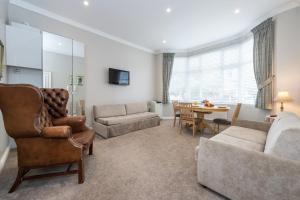 a living room with a couch and a table at Stylish Apartment,12 Minutes from Oxford Street,central London,ac,wifi! in London