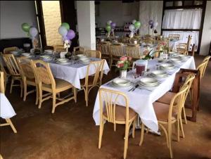 ein Esszimmer mit Tischen, Stühlen und Ballons in der Unterkunft HOTEL ALTAVISTA in Zacatlán