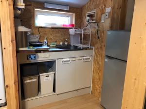 ニセコ町にあるペンションロコモーションの小さなキッチン(シンク、冷蔵庫付)