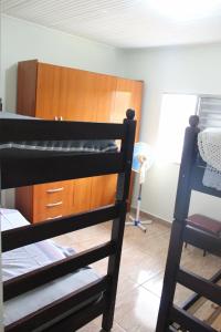 ein Etagenbett mit einer Kommode und einer Leiter in einem Zimmer in der Unterkunft Casa mobiliada in São Paulo