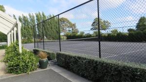 Tennis ja/või seinatennis majutusasutuses Maples on Harewood või selle läheduses