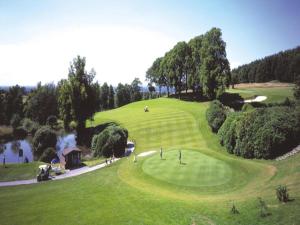 an overhead view of a golf course with a green at The Ambassador Townhouse in Southport