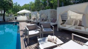 Bazén v ubytování Best Western Maison B Hotel nebo v jeho okolí