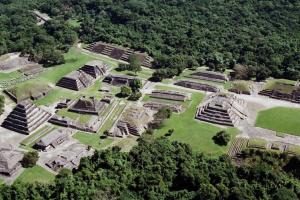 une vue aérienne sur un parc avec des bâtiments et des arbres dans l'établissement Hotel Poza Rica Centro, à Poza Rica de Hidalgo