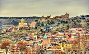 una ciudad en la cima de una colina con casas en Postcard Balconies, en Tiflis