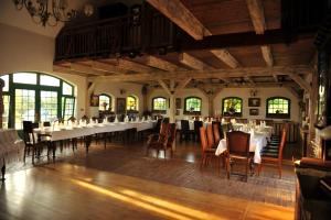 Reštaurácia alebo iné gastronomické zariadenie v ubytovaní Domy Konesera