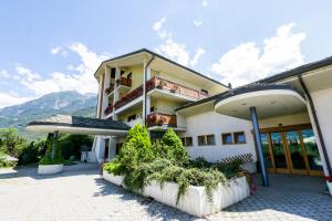 ein Gebäude mit einigen Pflanzen davor in der Unterkunft Hotel Miage in Aosta