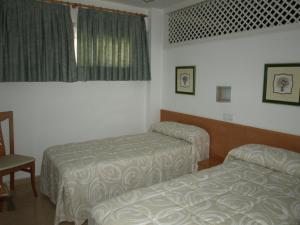 A bed or beds in a room at Apartaments Geminis