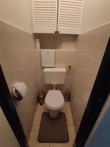 a small bathroom with a toilet and a window at Mieszkanie z dobrą energią in Giżycko