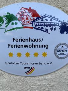 una targa con il logo della theürkische ferdinandörulic di Allgäuvilla a Scheidegg