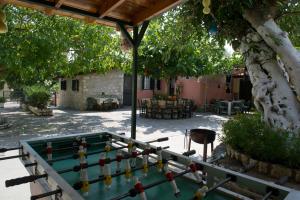 einen Billardtisch im Garten mit einem Baum in der Unterkunft Soldatos Rooms in Marantochori