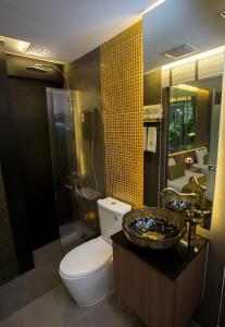 een badkamer met een toilet, een wastafel en een douche bij GHEE GELATO HOUSE in Bangkok