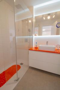 Kúpeľňa v ubytovaní MEDANO4YOU Orange Dream Holiday Home