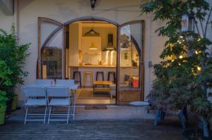 een eetkamer met een tafel en stoelen en een raam bij Le Baron in Évian-les-Bains