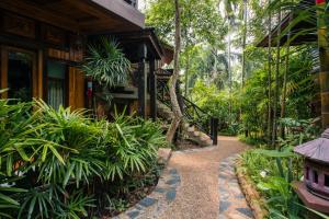 Градина пред Phu Pha Aonang Resort & Spa