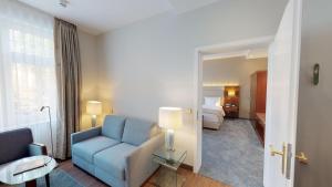 Postel nebo postele na pokoji v ubytování Hotel Oranien Wiesbaden