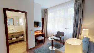 Postel nebo postele na pokoji v ubytování Hotel Oranien Wiesbaden