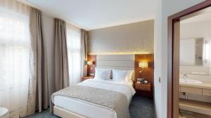 Postel nebo postele na pokoji v ubytování Hotel Oranien Wiesbaden