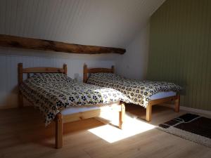 een slaapkamer met 2 bedden op een zolder bij Charmante maison de campagne, 10 min d Aubusson in Saint-Marc-à-Frongier