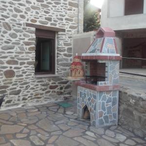 un modelo de horno de pizza en un edificio en To petrino holidays house en Metangítsion