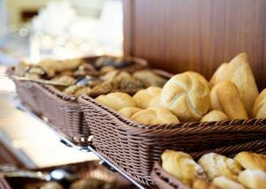 a bunch of baskets filled with loaves of bread at Hollywood Media Hotel am Kurfürstendamm in Berlin