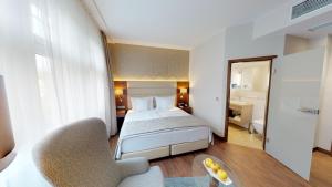 Postel nebo postele na pokoji v ubytování Hotel Oranien Wiesbaden