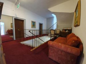 uma sala de estar com um sofá e uma escada em Hotel & Restaurant Krone em Rehau