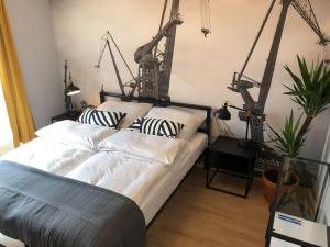 sypialnia z dużym łóżkiem z antenuklearopes na ścianie w obiekcie Gdańsk Old Town - Apartment No 97 w Gdańsku