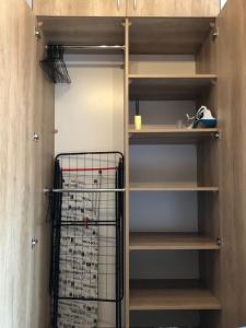 garderoba z drewnianymi półkami i drzwiami w obiekcie Gdańsk Old Town - Apartment No 97 w Gdańsku