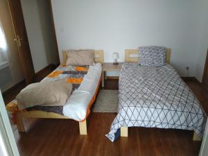 Cette chambre comprend 2 lits jumeaux et du parquet. dans l'établissement maison en bord de mer wifi, à Fos-sur-Mer