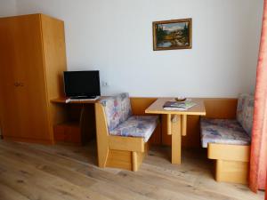een kamer met een bureau en een laptop op een tafel bij Garni Hotel Dorothea in Tirolo