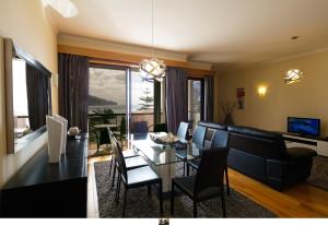フンシャルにあるFunchal Bay View Holiday Rentalのリビングルーム(テーブル、椅子、ソファ付)