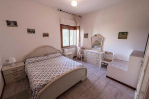 1 dormitorio con cama y espejo en Villa Peppe B&B, en Francavilla al Mare