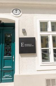 un edificio con una puerta verde y una ventana en EST Residence Schönbrunn - Apartments en Viena