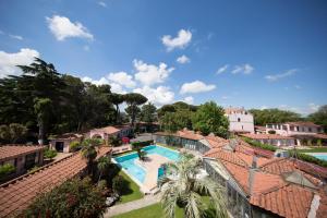 Bazén v ubytování Mancini Park Hotel nebo v jeho okolí