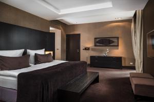 Un pat sau paturi într-o cameră la RODINA Grand Hotel & SPA