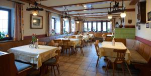 ห้องอาหารหรือที่รับประทานอาหารของ Gasthof zur Sonne
