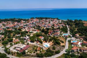 una vista aerea di una piccola città vicino all'oceano di Ktima Fabiatos a Skala di Cefalonia