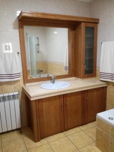 un baño con lavabo y espejo en S. Miguel, en Arouca