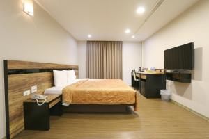 Giường trong phòng chung tại 鼎立安商務旅館 Dinglian Hotel