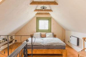 Postel nebo postele na pokoji v ubytování Nebo nad Štiavnicou - zelená chalupa s výhľadom