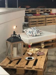 einen Tisch mit Gläsern Wein und ein Bett in der Unterkunft I Quattro Elementi in Marina di Mancaversa