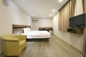 Televiisor ja/või meelelahutuskeskus majutusasutuses 鼎立安商務旅館 Dinglian Hotel