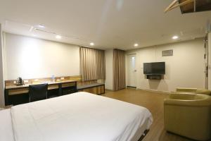 TV/trung tâm giải trí tại 鼎立安商務旅館 Dinglian Hotel
