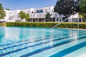 einem Pool vor einem Gebäude in der Unterkunft Friendly Cityhotel Oktopus in Siegburg