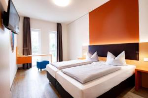 Ein Bett oder Betten in einem Zimmer der Unterkunft Friendly Cityhotel Oktopus