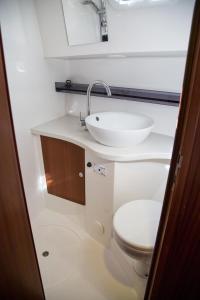 ギジツコにあるNautiner 40のバスルーム(洗面台、トイレ付)