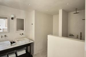 Ein Badezimmer in der Unterkunft Parilio, a Member of Design Hotels
